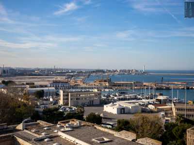 Ma soprattutto a colpirci � il magnifico panorama che si spiega davanti ai nostri occhi: la Bari che si affaccia sul mare. C�� il Porto con la colmata di Maribella in via di completamento...